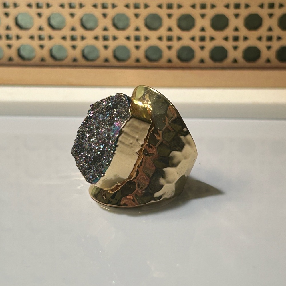 Lavender Blue Gold Hammered Band Ring with Iridescent Druzy Stone